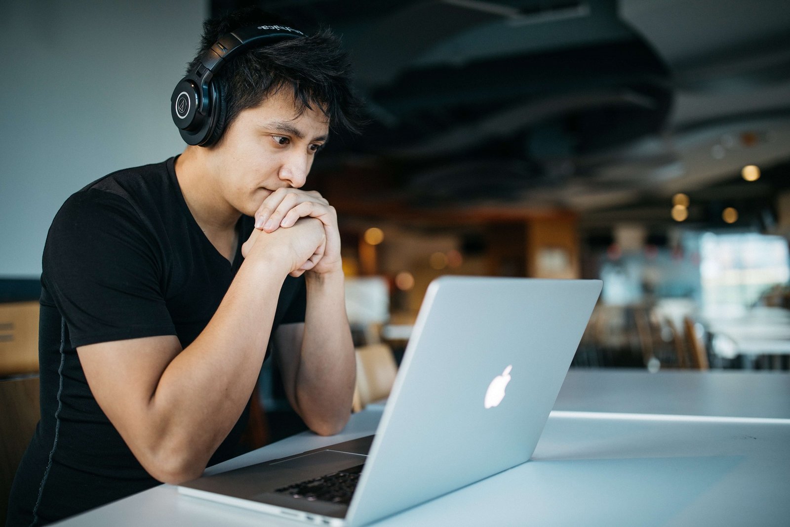 Une homme est concentré en suivant une formation E-Learning ESG